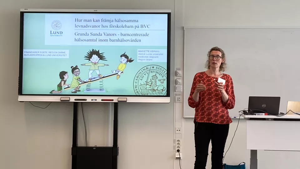 Mariette Derwig föreläser om Grunda Sunda Vanors barncentrerade hälsosamtal inom barnhälsovården vid en forskningskonferens i Uppsala den 13 juni.