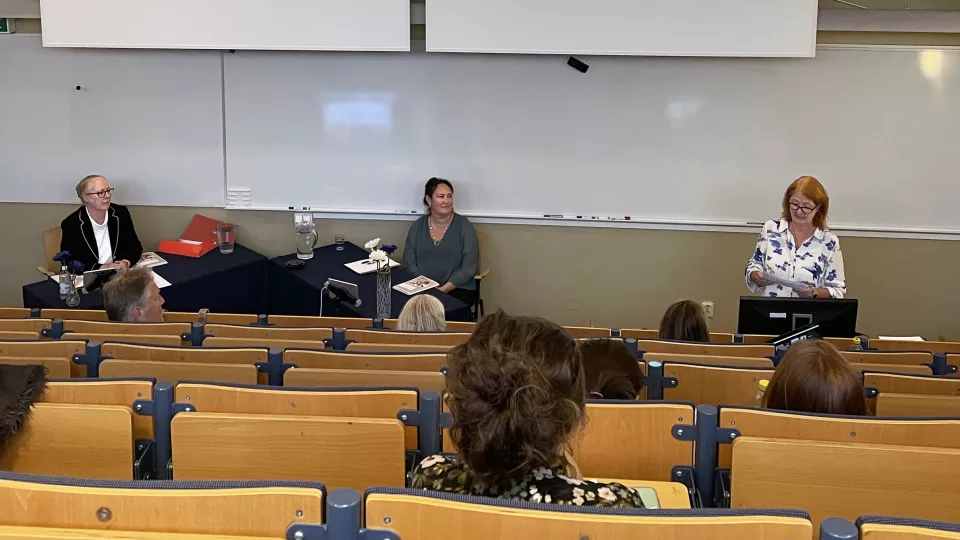 Fr. v. Gerd Almquist-Tangen, PhD och opponent. Kajsa Lamm, doktorand. Katarina Lauruschkus, PhD och ordförande vid examinationen.