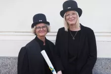Inger kristensson Hallström och Helene Åvik Persson efter genomförd doktorspromotion vid Universitetshuset i Lund.