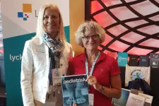 Christina Brynolfsson och Inger Kristensson Hallström visar upp boken Pediatrisk Omvårdnad